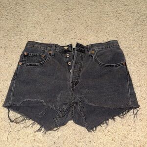 Levi’s mid rise black distressed short